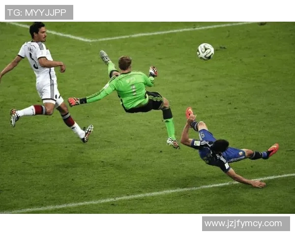 诺伊尔：守护球门的传奇门将与他的辉煌足球生涯