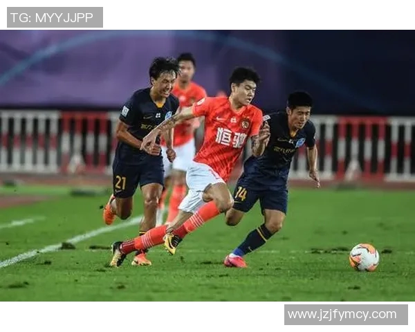 2017年富力与力帆激战回顾球场上的精彩瞬间与战术分析 2017年富力与力帆激战回顾球场上的精彩瞬间与战术分析